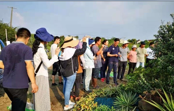 花境專家余興衛(wèi)向參研學(xué)員講解花境作品